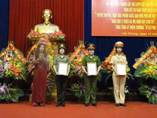 Phó chủ tịch Hội LHPN TP Vũ Thị Kim Liên trao tặng kỷ niệm chương “Vì sự phát triển của phụ nữ”.