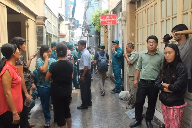 Nhiều hộ dân lo lắng đám cháy lan sang nhà mình