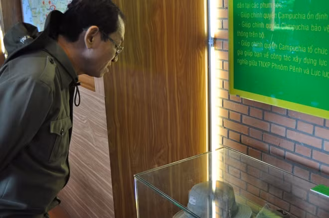 Một cựu thanh niên xung phong xem lại những kỷ vật được trưng bày trong nhà Truyền thống của Khu lưu niệm