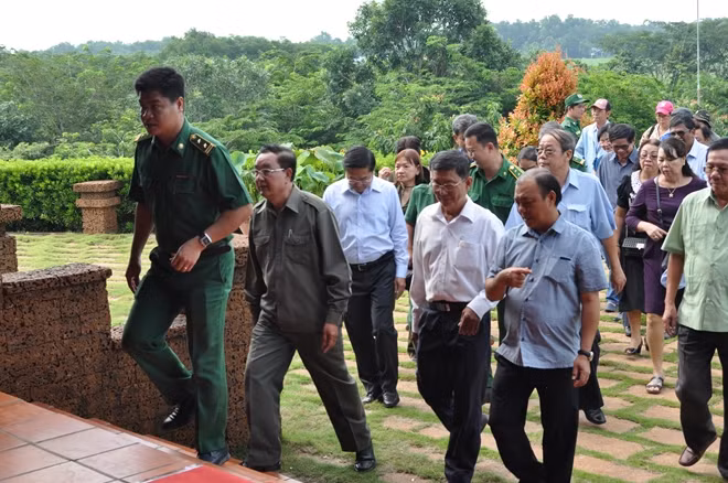 Đại diện các đồng chí lãnh đạo Lực lượng TNXP thành phố các thời kỳ, lãnh đạo huyện Bến Cầu tham dự lễ tưởng niệm sáng nay