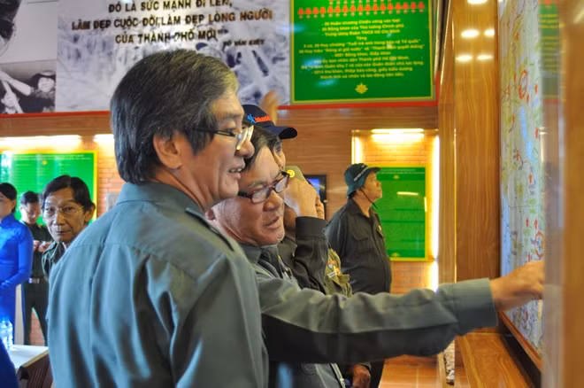 Cựu thanh niên xung phong cùng ôn lại những kỷ niệm trên chiến trường năm xưa qua.