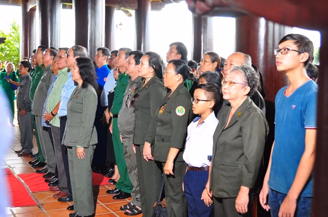 Các thanh niên xung phong năm nào nay tóc đã bạc hoa râm đến viếng các đồng đội đã anh dũng ngã xuống.
