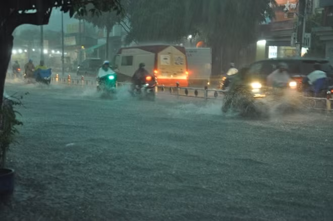 Cơn mưa khiến màn đêm đen kịt.