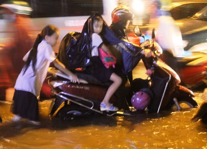 Phụ huynh và học sinh khổ sở suốt tuyến đường từ trường về nhà.