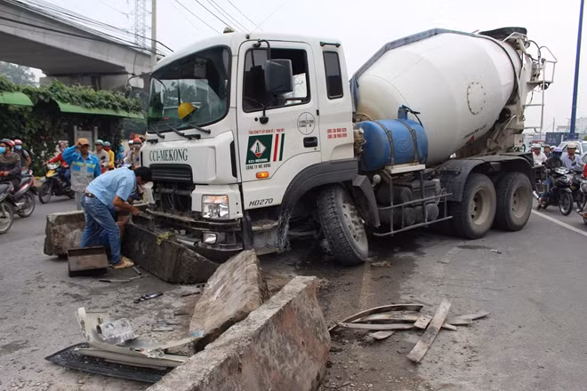 Xe chắn ngang đường khiến giao thông gặp khó