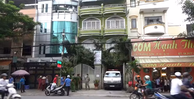 Nạn nhân được đưa ra khỏi hiện trường