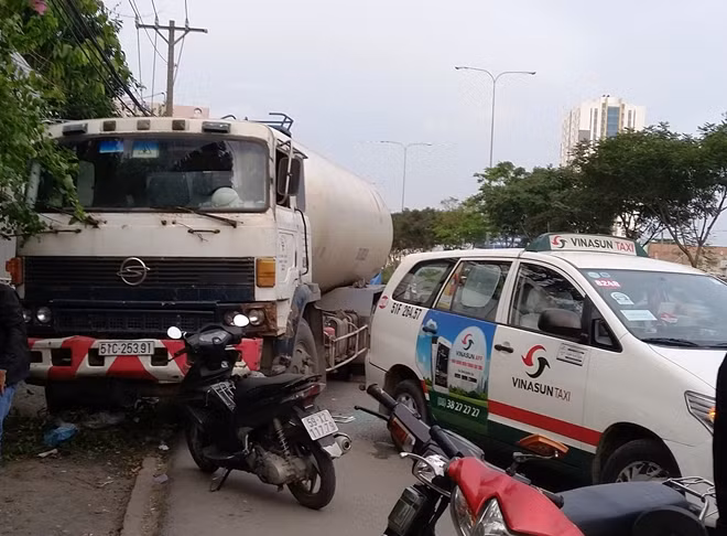 Hiện trường vụ va chạm giữ xe bồn và xe taxi