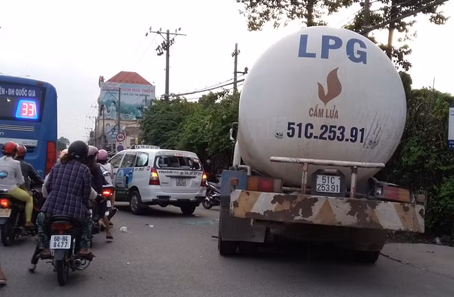 Giao thông qua khu vực này gặp khó
