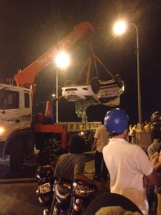Xe cẩu di chuyển chiếc xe gặp nạn ra khỏi hiện trường