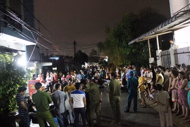 Nhiều người hiếu kỳ đến theo dõi vụ án