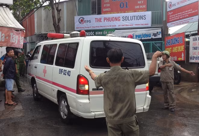Thi thể nạn nhân được đưa ra khỏi hiện trường