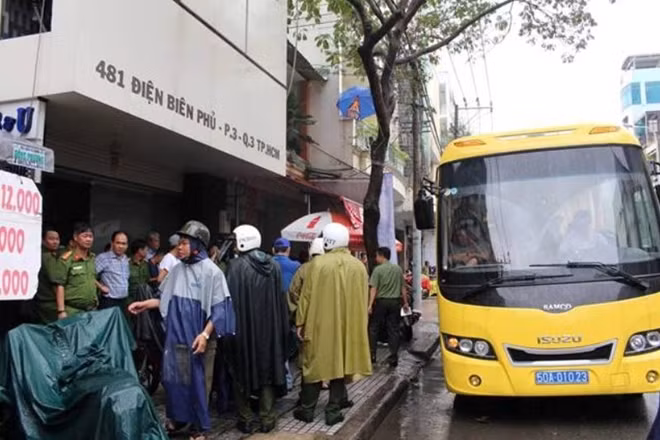 Đưa những người tụ tập trong khách sạn về trụ sở bằng xe ô tô