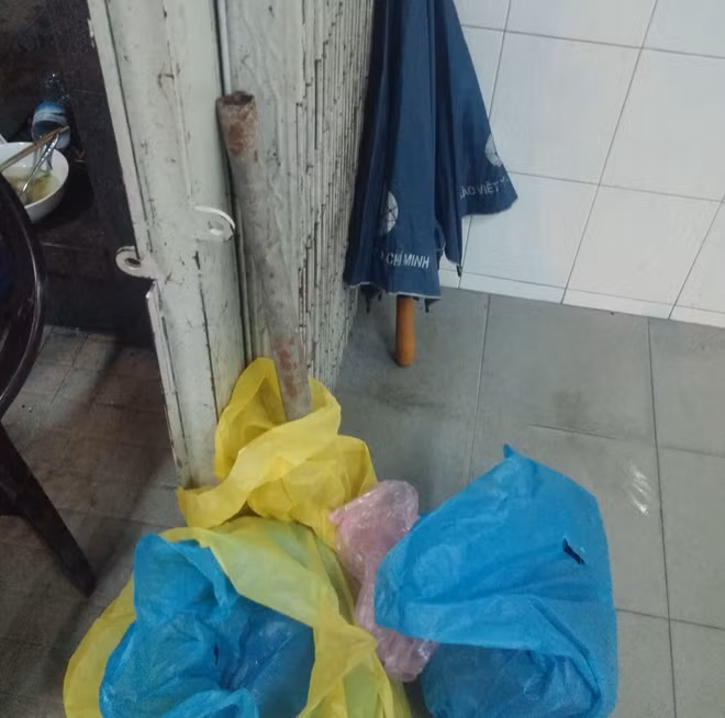 Tuýp sắt các đối tượng ném lại hiện trường