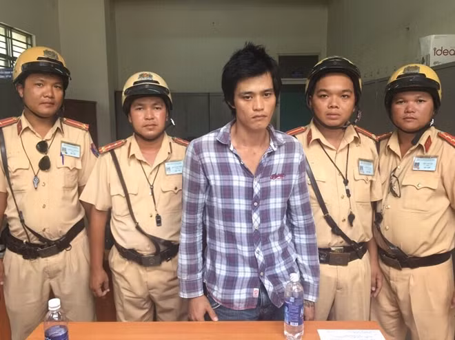 Đối tượng Tín bị tổ CSGT bắt