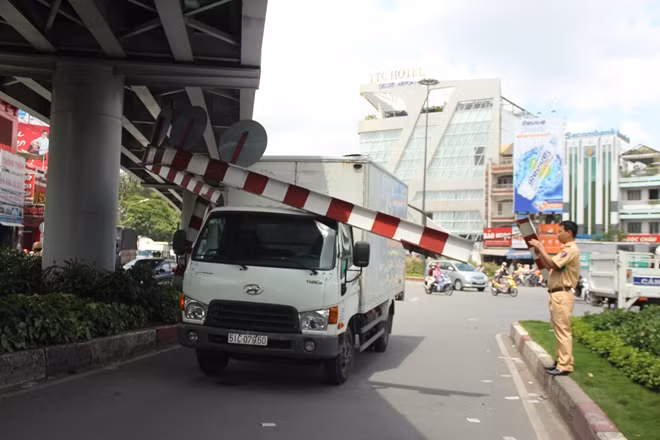 Chiếc xe tải tông gãy thanh chắn giới hạn