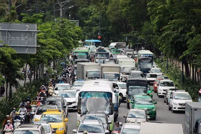 Nhiều tuyến đường ở cửa ngõ vào sân bay bị ùn ứ