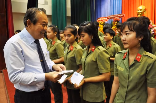 Đồng chí Trương Hòa Bình, Ủy viên Bộ Chính trị, Phó Thủ tướng Thường trực Chính phủ trao quà cho sinh viên là người dân tộc trong lực lượng Công an