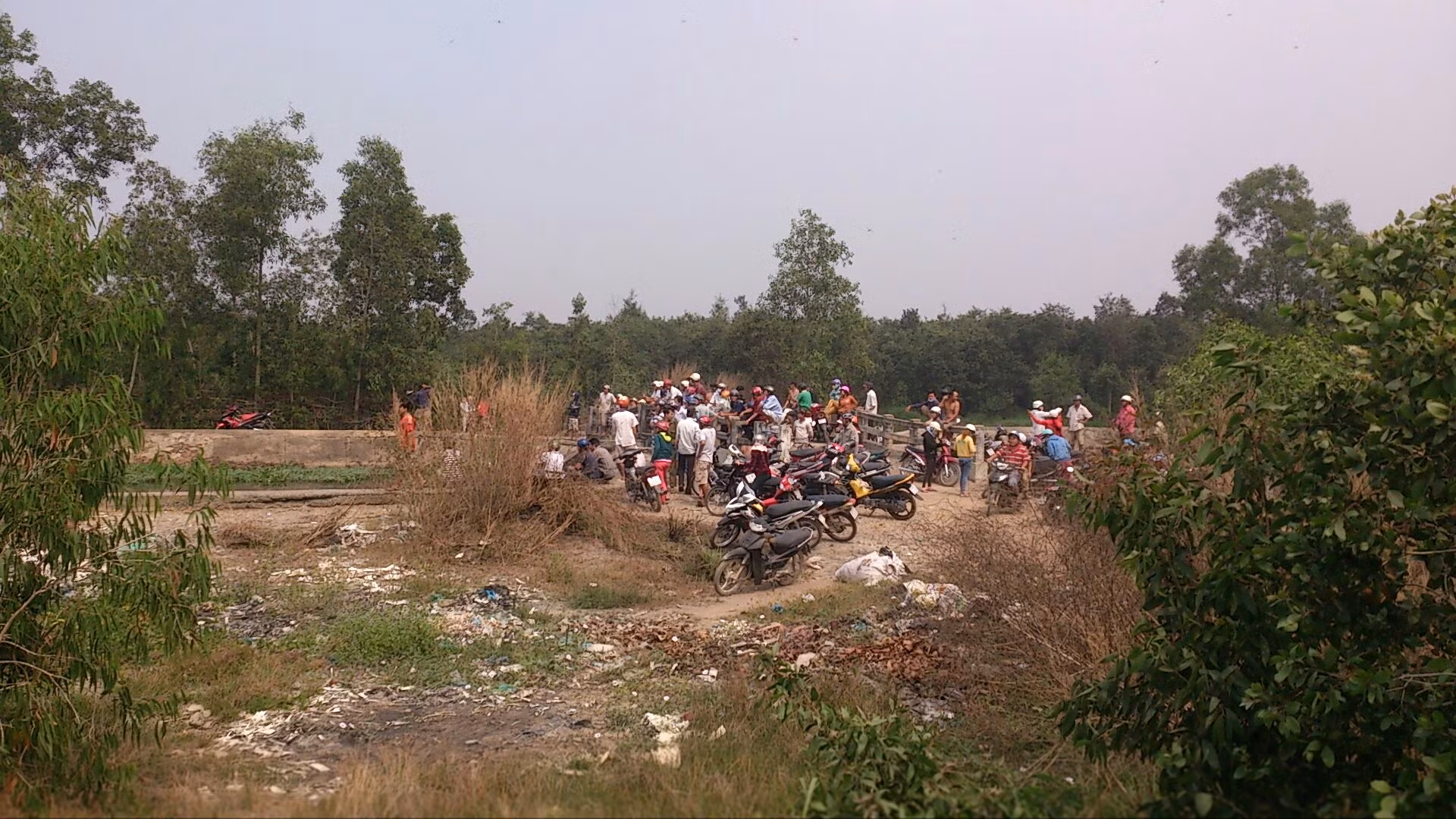 Vụ máy bay rơi vào buổi sáng, khi người dân đang làm việc, khiến nhiều người bàng hoàng.