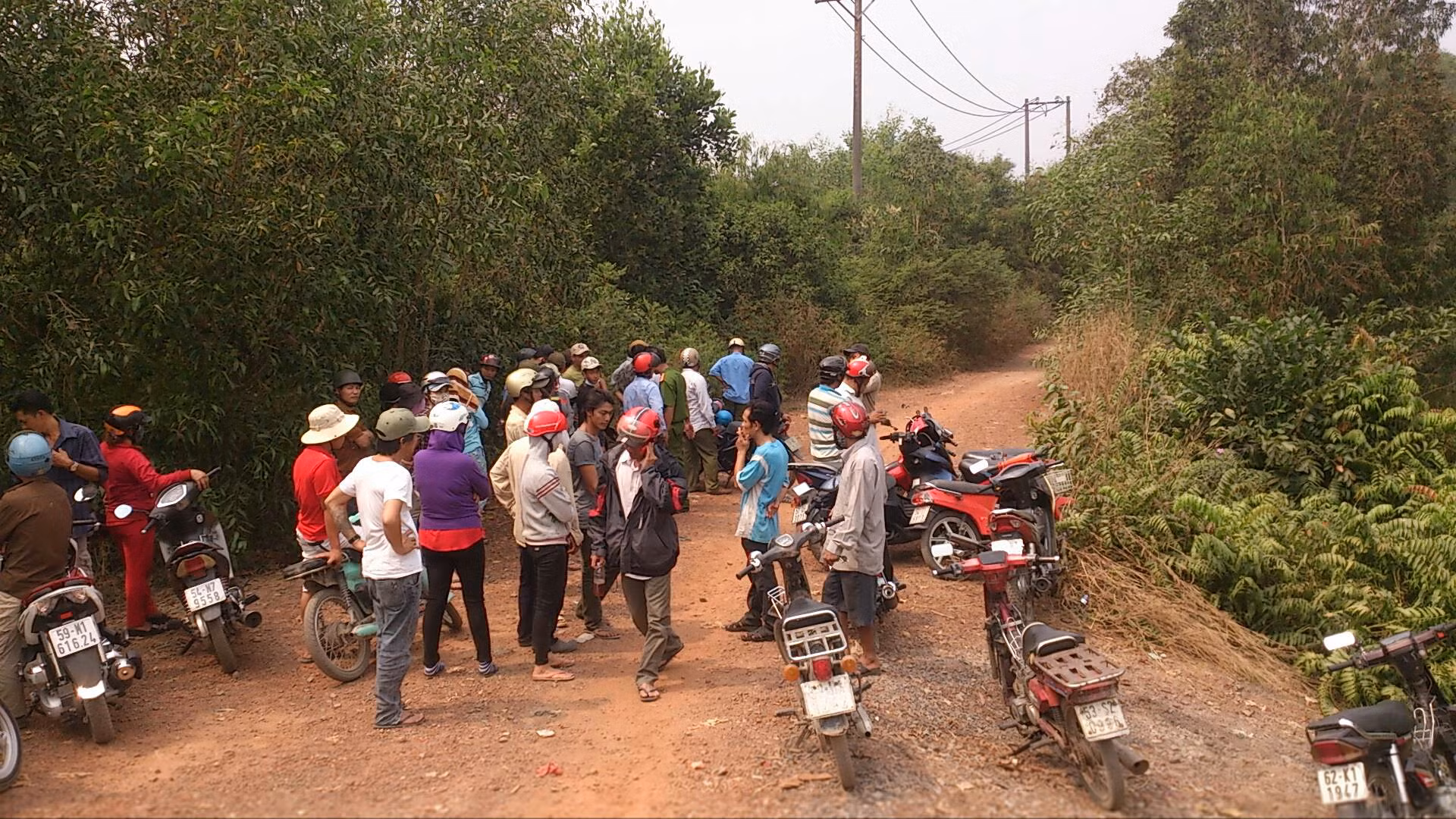 Nhiều người dân hi vọng công tác cứu hộ của lực lượng cảnh sát sẽ sớm khắc phục được hậu quả vụ việc.