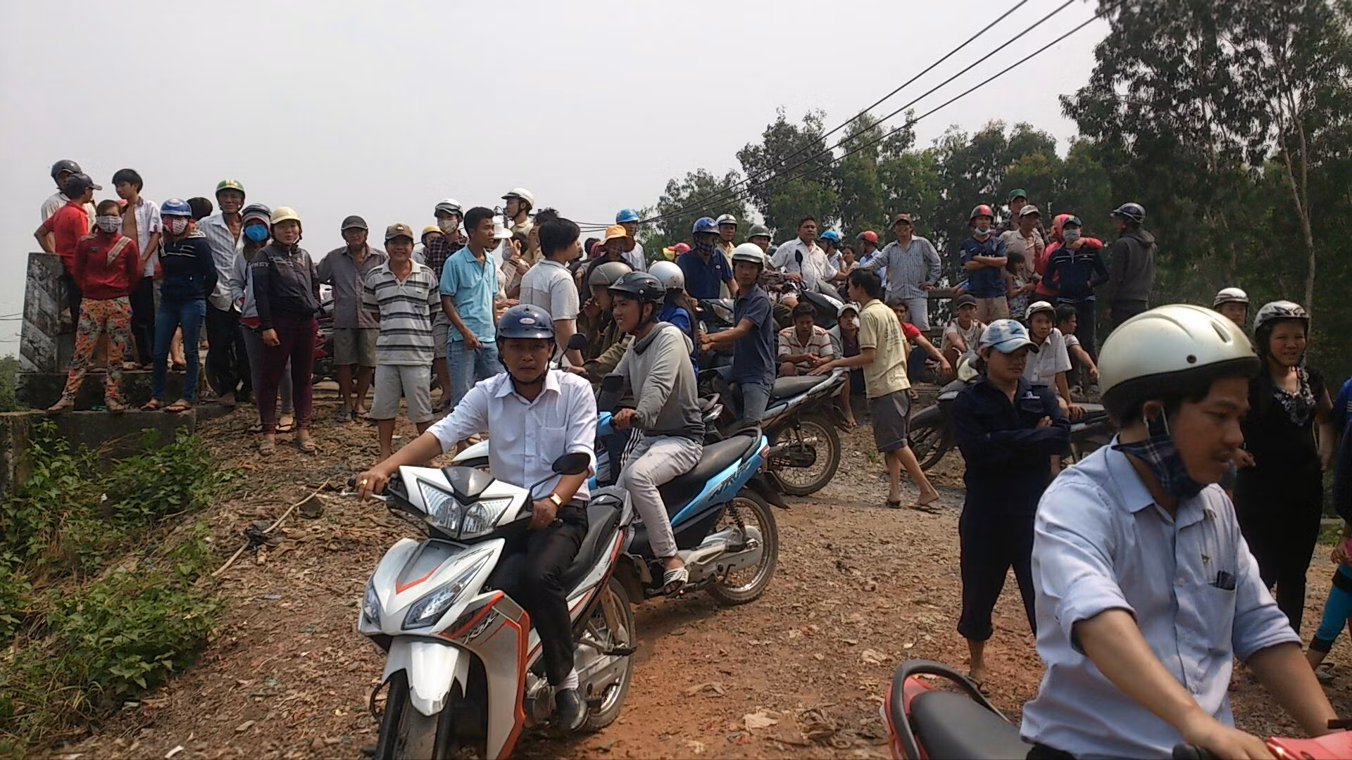 Lúc này, nhiều lực lượng đã tiếp cận hiện trường để xử lý chuyên môn.
