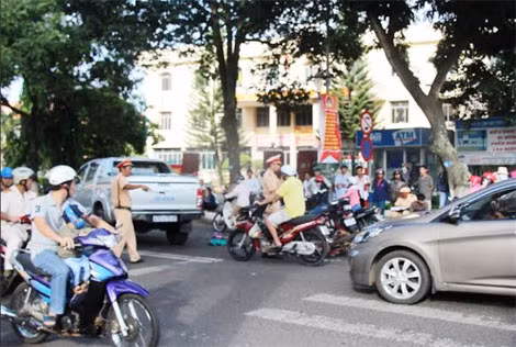 Vụ tai nạn khiến giao thông bị ách tắc nghiêm trọng.
