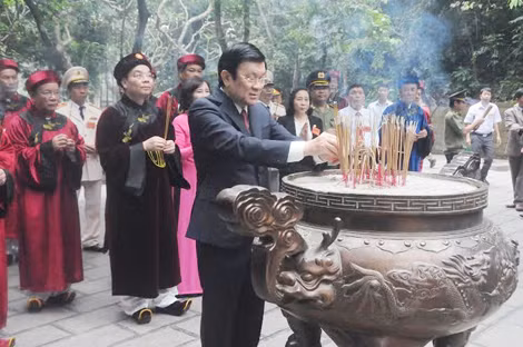Chủ tịch nước Trương Tấn Sang thay mặt lãnh đạo Đảng, Nhà nước và đồng bào cả nước thắp nén nhang thơm thành kính tri ân công đức các vua Hùng.
