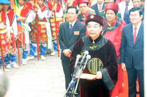 Đồng chí Chu Ngọc Anh, Chủ tịch UBND tỉnh Phú Thọ, chủ lễ thay mặt đồng bào cả nước đọc chúc văn kính cáo tổ tiên trước điện Kính Thiên.