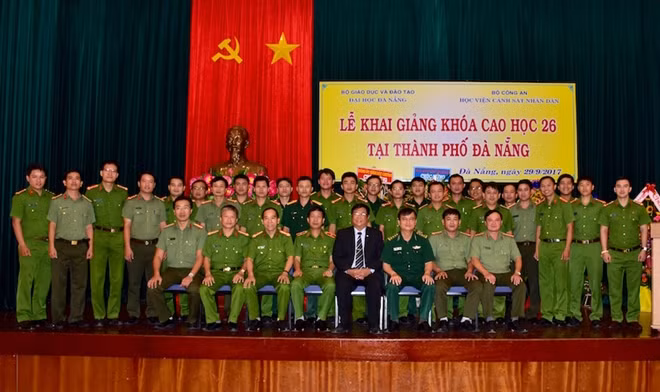 Lãnh đạo Học viện CSND và các đại biểu chụp hình lưu niệm với các học viên