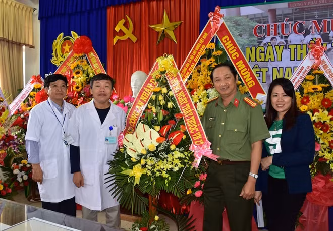 Đại diện Báo CAND tặng hoa lãnh đạo, y bác sỹ Bệnh viện 199