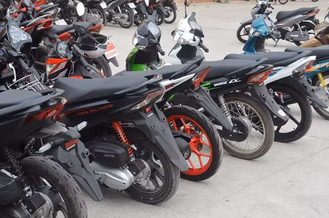 Hàng trăm xe máy mới mua đang chờ bấm biển số tại Phòng CSGT Công an tỉnh Sóc Trăng.