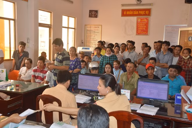 Hàng trăm người dân Sóc Trăng đi đăng ký xe gắn máy với với hi vọng bấm được "biển đẹp".
