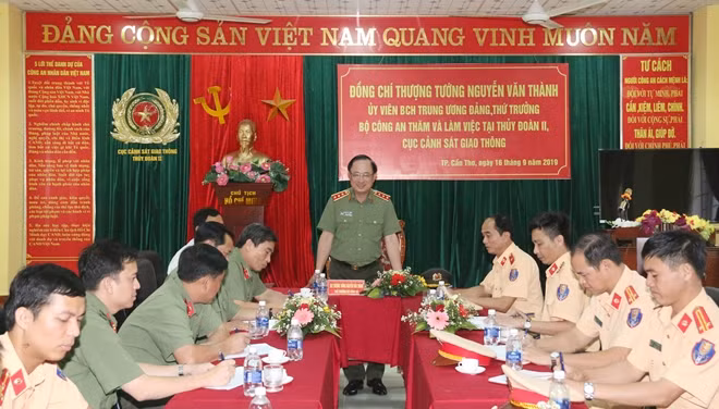 Thứ trưởng Nguyễn Văn Thành, phát biểu chỉ đạo buổi làm việc với Thủy đoàn II Cục CSGT.