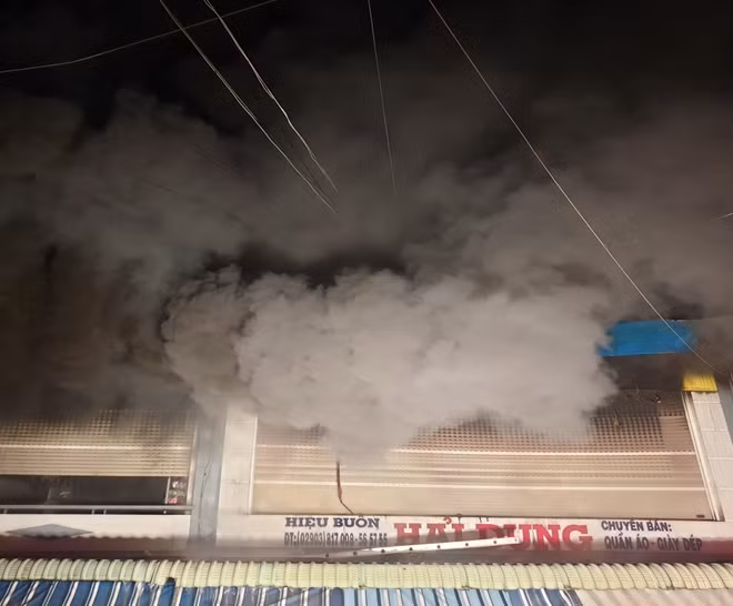 Cột khói bốc cao hàng chục mét.