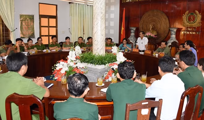 Toàn cảnh buổi khen thưởng.