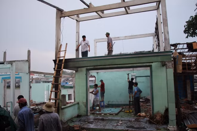 Người dân khắc phục hậu quả vụ sạt lở bờ sông ở quận Ô Môn (Cần Thơ), vào ngày 21-5-2018.