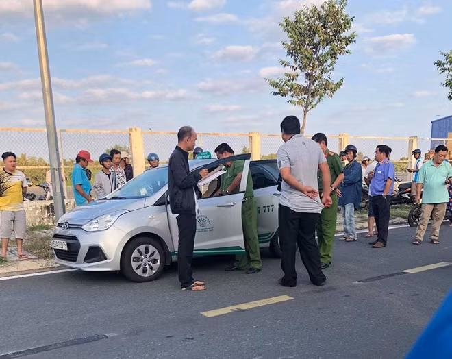 Chiếc xe taxi nghi bị cướp.