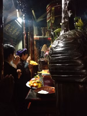 Thầy cúng hành nghề.