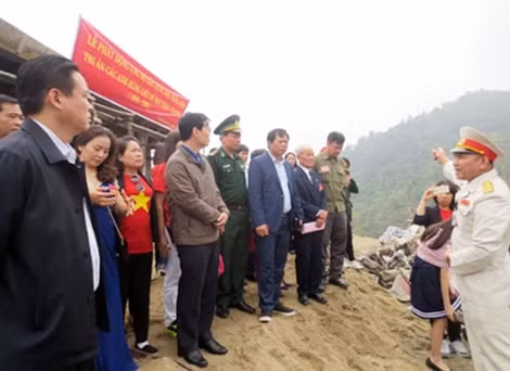 Các đại biểu về dự lễ phát động ôn lại ký ức hào hùng về những trận đánh lịch sử tại mặt trận Vị Xuyên những năm 1979-1989 trên điểm cao 468.