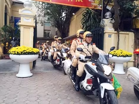Đồng chí Nguyễn Đức Chung kiểm tra lực lượng CSGT ra quân xử lý vi phạm sáng 11-2 (mùng 4 Tết)