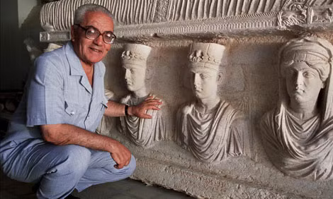 Ảnh chụp Khaled al-Asaad trước quan tài cổ hiếm hoi ở Palmyra, năm 2002.