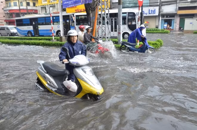 Xe ga luôn đối mặt với nguy cơ bị thuỷ kích khi vận hành qua vùng ngập nước - Ảnh minh hoạ
