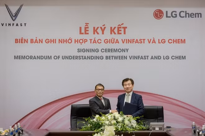 Ông Võ Quang Huệ - Phó Tổng giám đốc Tập đoàn Vingroup (trái) và ông Jong Hyun Kim (phải) - hủ tịch Công ty Giải pháp năng lượng thuộc LG Chem ký thỏa thuận hợp tác.