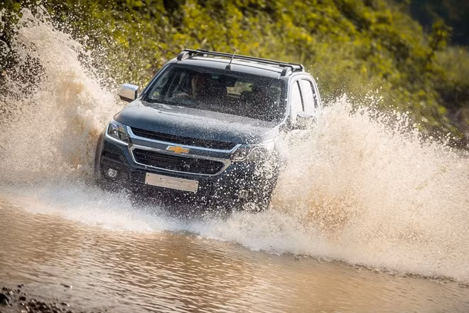 Lái xe qua vùng ngập nước luôn tiềm ẩn nhiểu rủi ro mất an toàn.