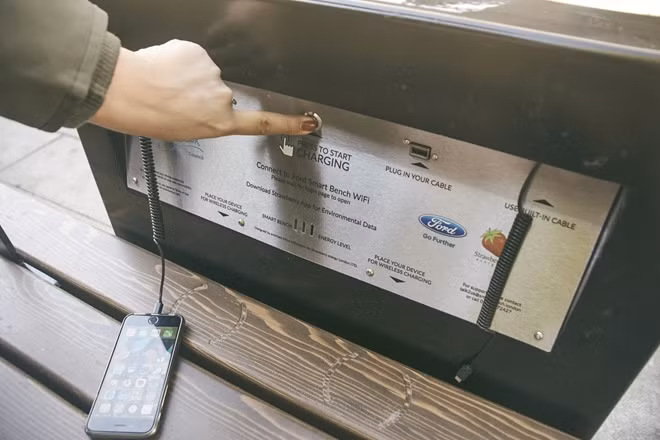 Người đi bộ có thể sạc thiết bị điện tử thông qua băng ghế thông minh đặt trên ô tô