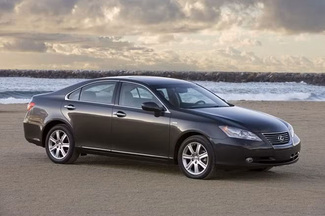 Lexus IS 350 sedan là một trong số những dòng xe đối mặt nguy cơ cháy nổ do xăng bị rò rỉ - Ảnh minh hoạ