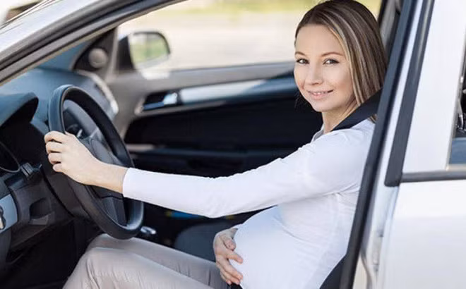 Thắt dây an toàn đúng cách sẽ giúp các bà mẹ đang mang thai dễ chịu hơn khi điều khiển xe - Ảnh minh hoạ.