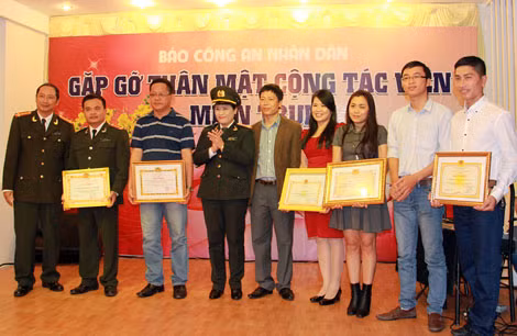 Cán bộ, chiến sĩ Báo CAND Văn phòng Thường trú miền Trung nhận giấy khen của Giám đốc Công an các địa phương. Ảnh: Hoài Thu