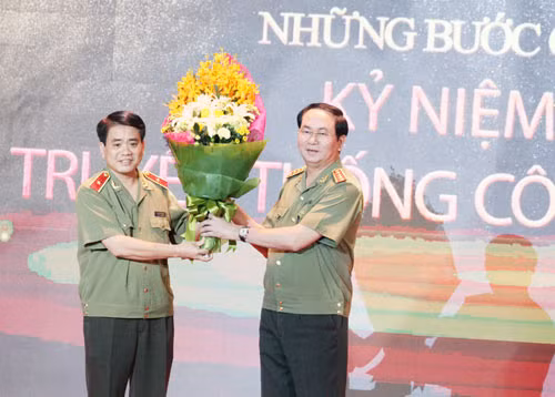 Đại tướng Trần Đại Quang, Ủy viên Bộ Chính trị, Bộ trưởng Bộ Công an tặng hoa Thiếu tướng Nguyễn Đức Chung để chúc mừng lực lượng Công an Hà Nội.