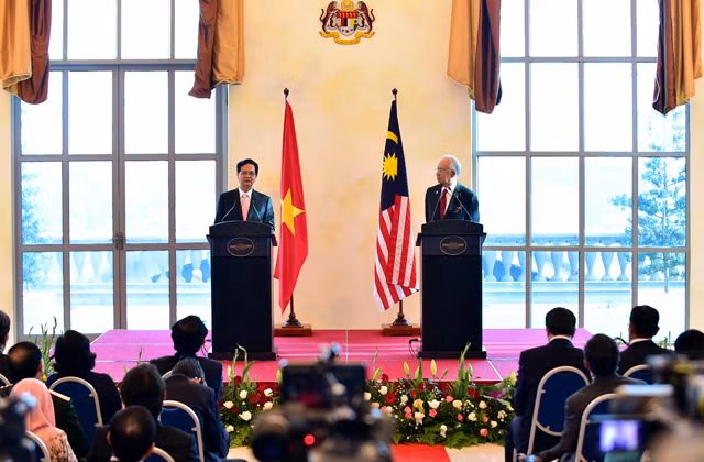 Thủ tướng Nguyễn Tấn Dũng và Thủ tướng Najib Rajak ký Tuyên bố về khuôn khổ Đối tác chiến lược Việt Nam-Malaysia. Ảnh: VGP/Nhật Bắc.