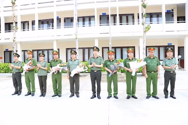 Đại tá Vũ Hồng Văn, Giám đốc Công an Đồng Nai công bố thư khen và trao thưởng cho các đơn vị.